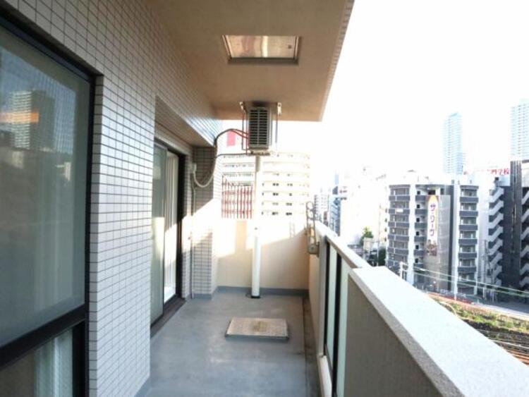 バルコニー 使い易いバルコニー。やわらかな陽射し・心地よい風。どこまでも広がる空の下、限りない開放感を味わえる空間です。