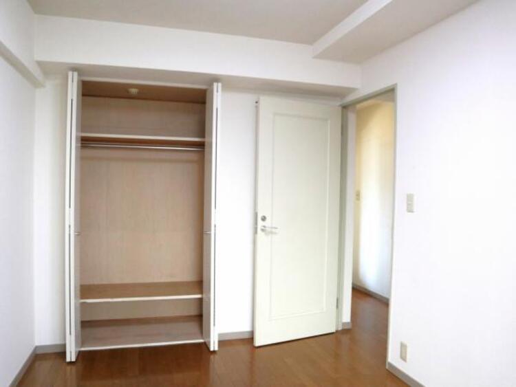 収納 クローゼットには棚やハンガーパイプが備えられているので、大切なお洋服にしわを付けずにそのまましまうことが出来ます。