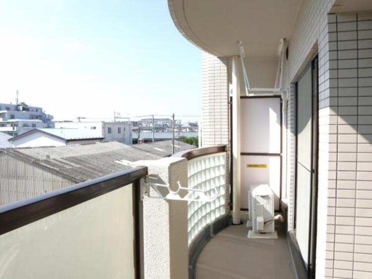 バルコニー ２部屋またぐ広さの風通しのよいバルコニー。お洗濯物も乾かしやすいですね。