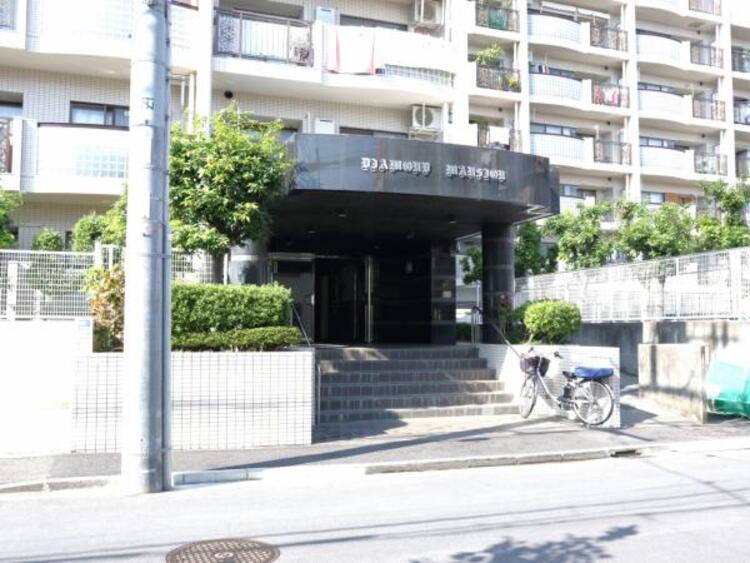 エントランス 居住者の帰り、訪れる方を優しく迎えてくれるエントランスです。