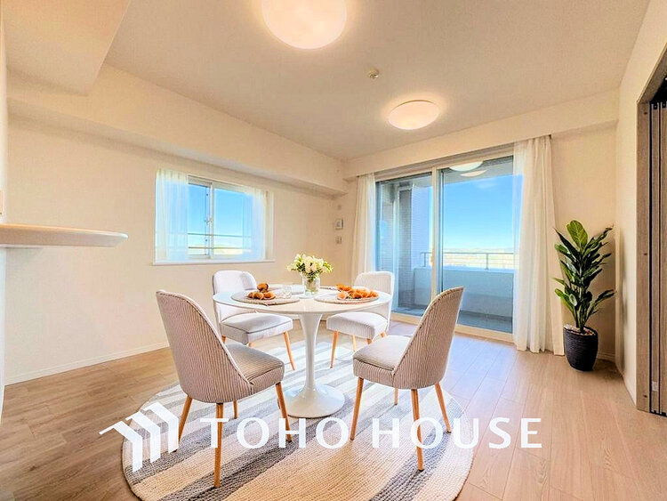 内装 明るいLDKは自然と家族が集まるコミュニケーションの場所に（家具はすべてCGです）