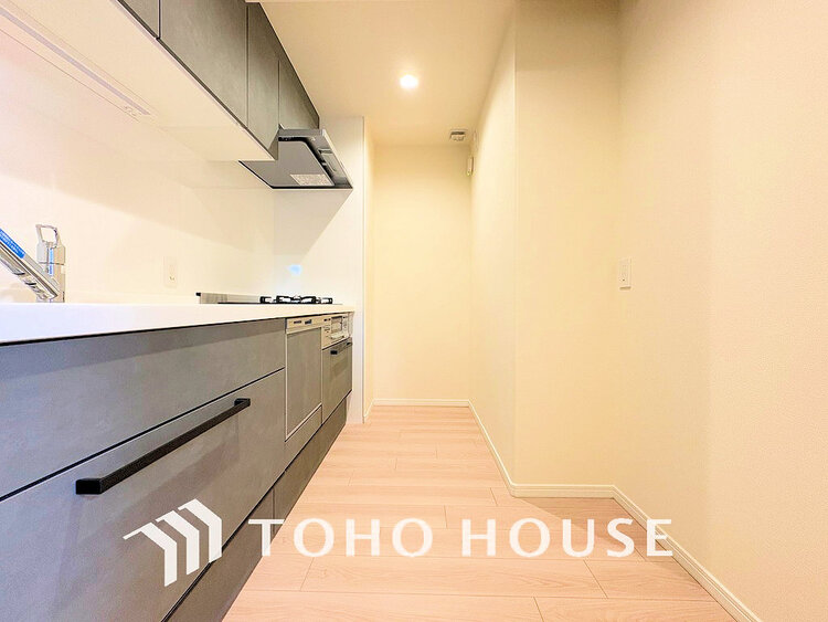 キッチン シンプルな部屋の雰囲気に溶け合うナチュラルキッチン