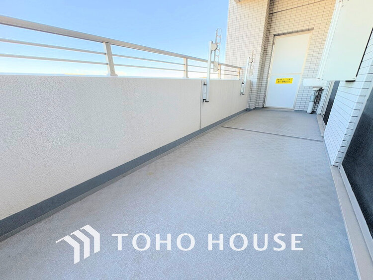 バルコニー 日当たりの良いバルコニーで晴れの日の洗濯物も楽しみになりますね