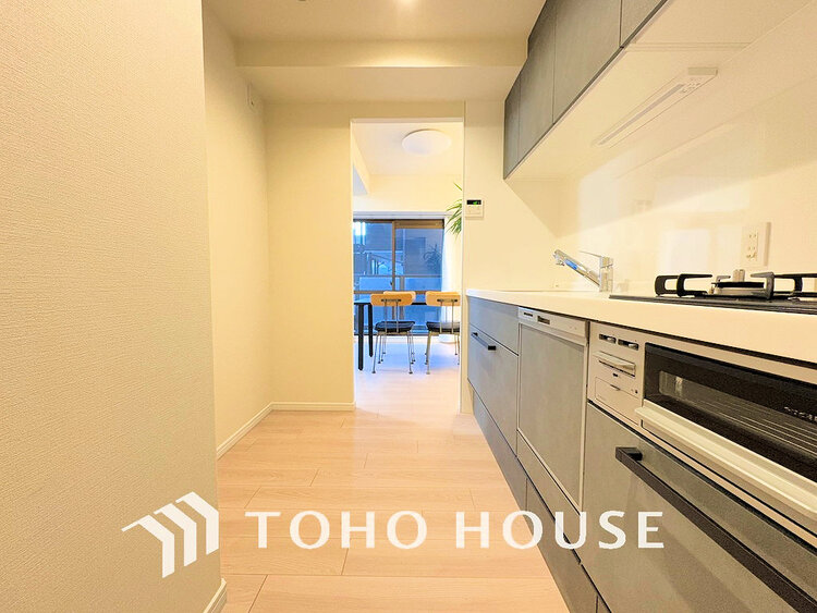 キッチン 落ち着きのあるカラーで統一された清潔感と気品が溢れるキッチン