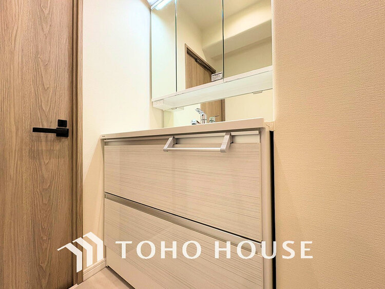 洗面 白を基調とした清潔感のある洗面室で朝の身支度を