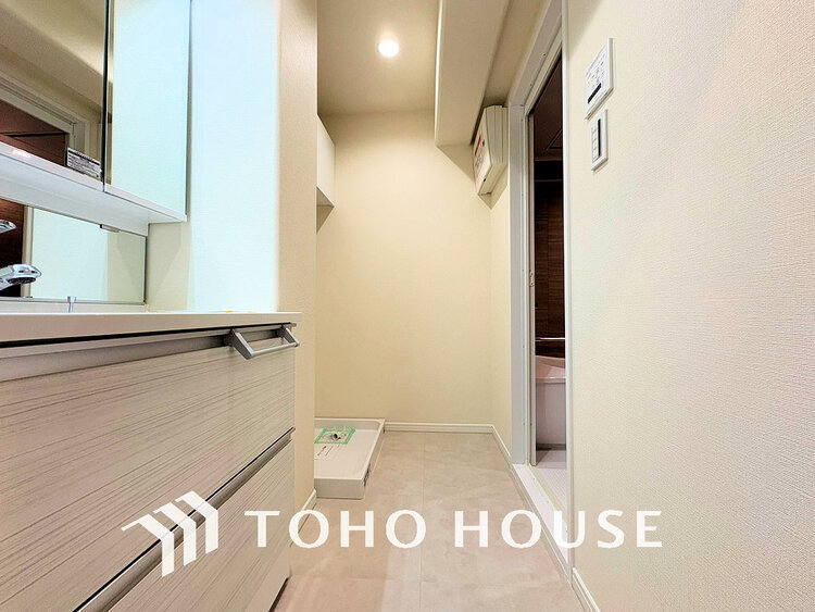 洗面 落ち着きのある色合いでまとめられた洗面室