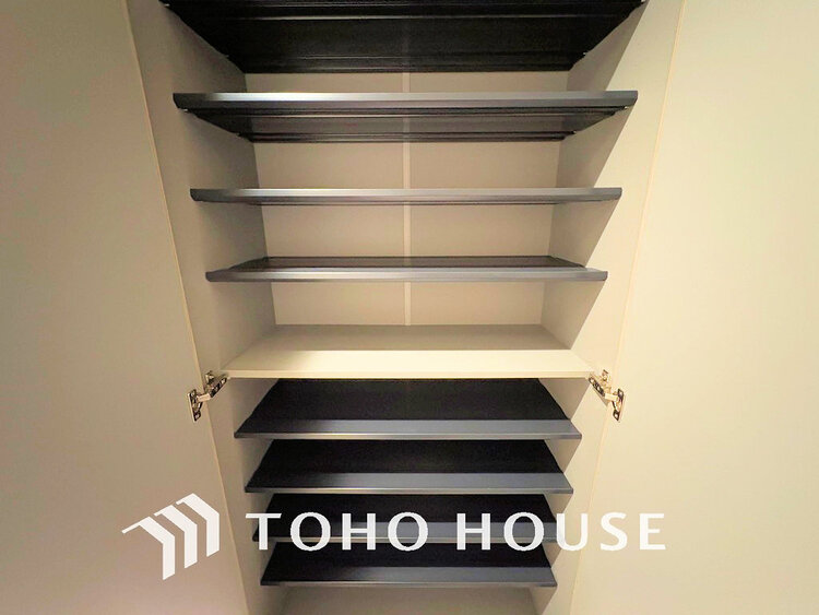 玄関 天井まである玄関収納はご家族分の履物も余裕で収納可能