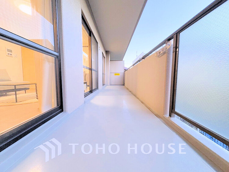 バルコニー 日当たりの良いバルコニーで晴れの日の洗濯物も楽しみになりますね