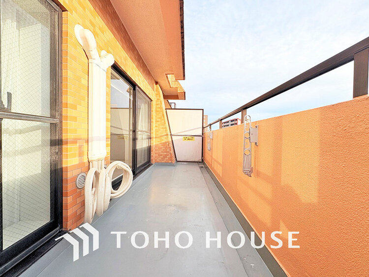 バルコニー 日当たりの良いバルコニーで晴れの日の洗濯物も楽しみになりますね