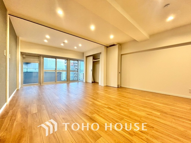 内装 居心地のいい暮らしには欠かせない眩い採光。ゆったりとした幅の窓からこの空間に降り注ぐ採光が絶えない。明るいリビングこそ居心地のいい暮らしが待っているのだと思う。