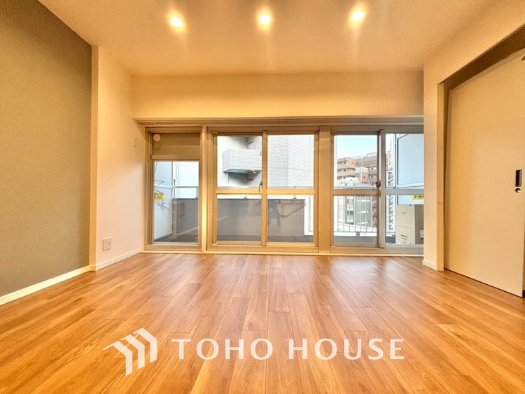 内装 風の通り道。舞い込んでくる風が優しく躍り、室内に爽やかな空気を運んでくる。