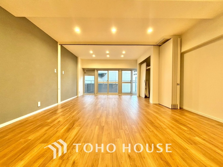 内装 叶えたかったのは落ち着きのあるナチュラルな風合い、そして開放感があるリビング。優雅な気分に浸れる幸せな時間を家族が自然と集まりたくなるこの空間で。