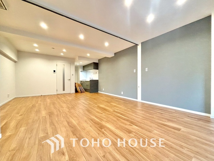 内装 ◆サンサンと◆差し込む太陽の光がこのリビングに笑いをもたらす。ソファの上のクッションがポカポカした暖気にぬくぬくと微睡んでいる。