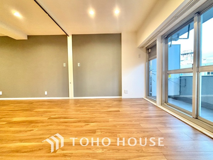 内装 使いやすく、明るい洋室に仕上がります。子供部屋や趣味のお部屋にご利用できます。ご自身で家具などを配置し、素敵な空間を創り上げられます。