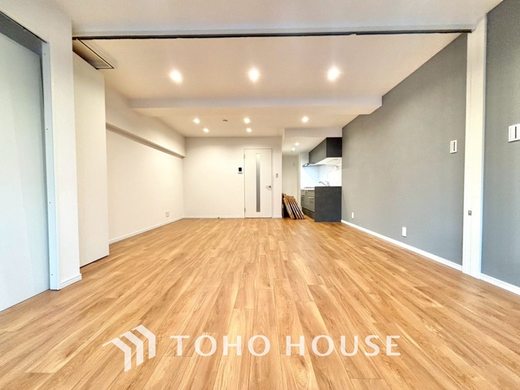 内装 ここはみんなが集い、食事と楽しい会話が始まる場所。話に夢中になりすぎて、ついつい時を忘れ、夜半過ぎになってしまう。そんな束の間の幸せを感じさせてくれます。