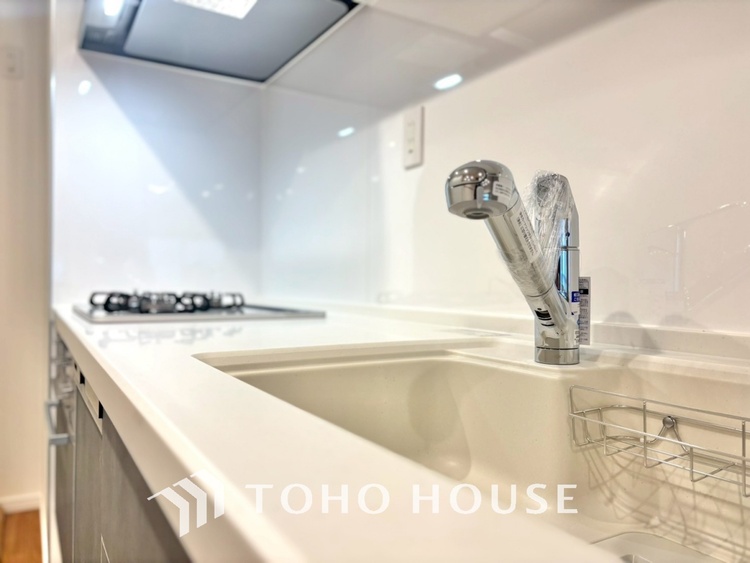 キッチン 手元の収納から、足元の収納までが全てスライド式で、奥のスペースまで有効に活用できます。奥まで上から見渡せるので、たまにしか使わない調理器具もサッと取出せます。