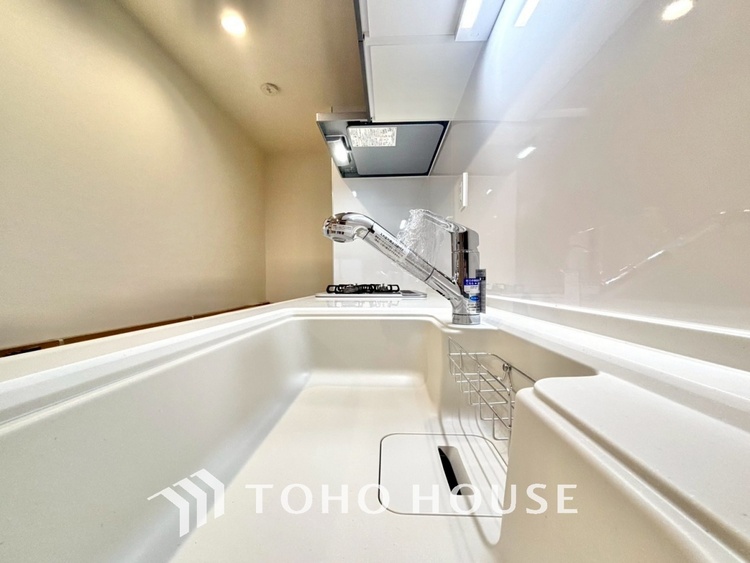 キッチン ◆愛育◆キッチンは家族の絆を育む大切な空間。シンプルで使い易いSystemKitchenで愉しく作る料理は愛情のある美味しいご馳走に。家族で使える広々としたダイニングキッチンです。