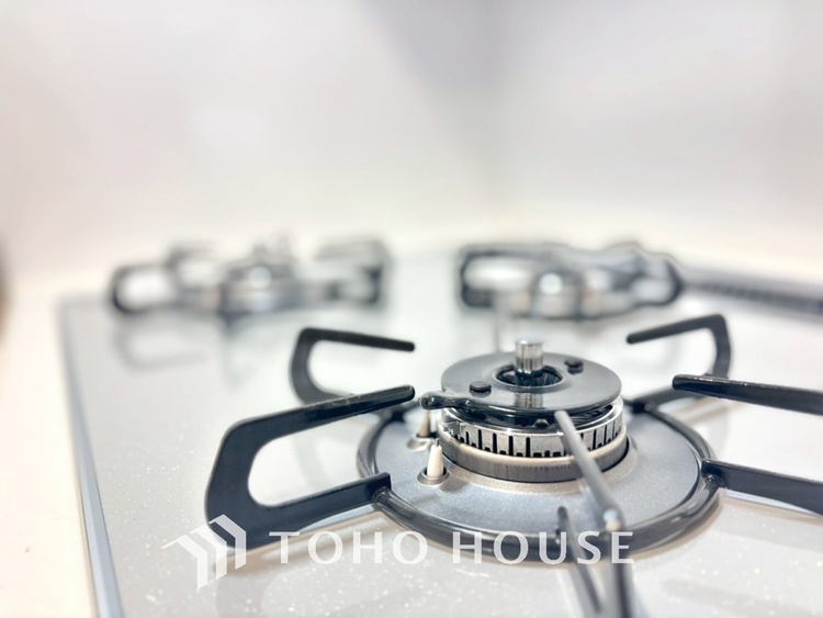 キッチン キッチンは家族の絆を育む大切な空間。シンプルで使い易いシステムキッチンで愉しく作る料理は愛情のある美味しいご馳走に。家族で使えるダイニングキッチンです。