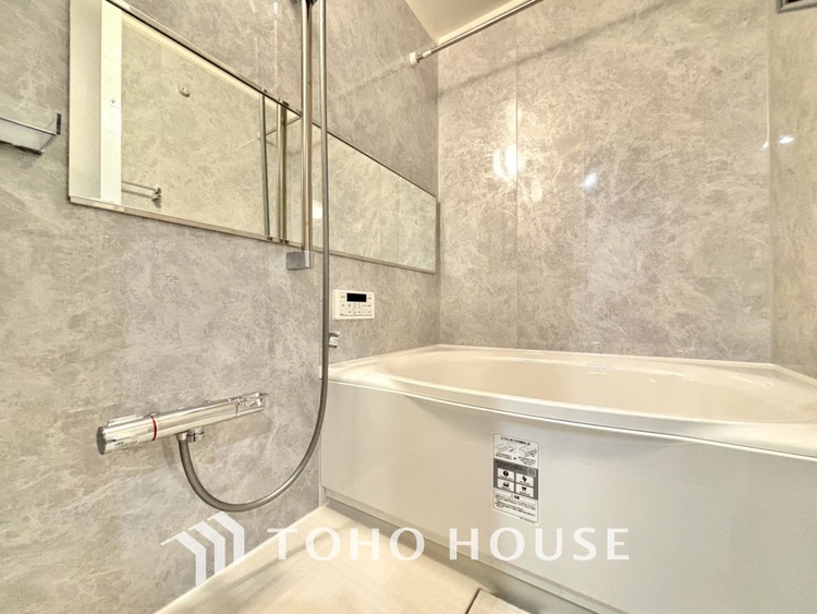 風呂 【浴室】《一日の疲れを落としてくれる場所は、落ち着く場所でなければならない》　高級感溢れるカラーと大きさ・柔らかな曲線で構成された半身浴も楽しめるバスタブが心地よさをもたらします。