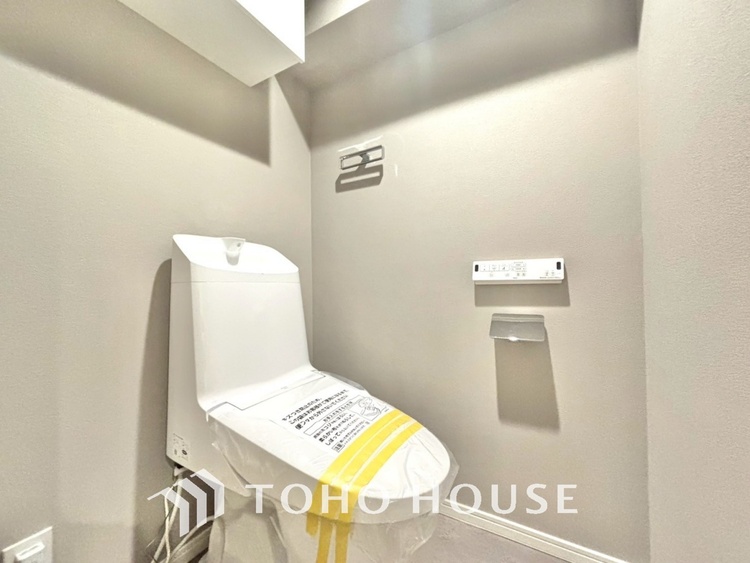 トイレ 清潔感あるホワイト調のクロスと温もり溢れるモダンカラーの床材が見事に調和した本邸宅は、毎日の生活を少しでも快適に過ごして頂ける様に落ち着いた雰囲気作りから行っています。