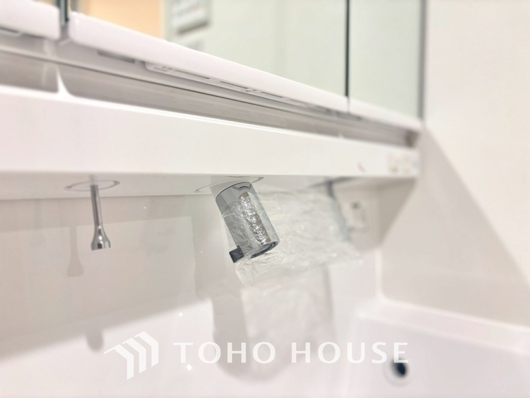 洗面 気持ちの良い朝をつくりだし、夕方には笑顔を取り戻させてくれるミラー。パウダールームはいつでも本来の自分を取り戻せる空間。明るく仕上げてあります。