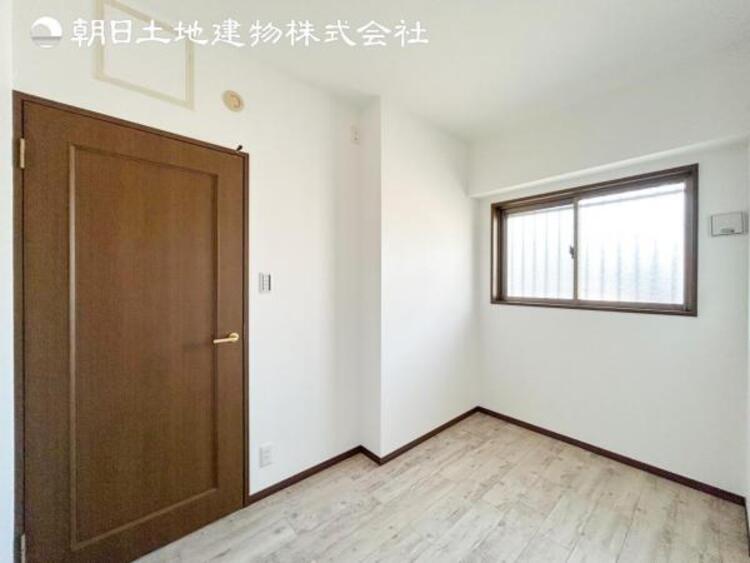 内装 【洋室】人間の感性を育むプライベートルームはシンプルが１番！読書やネット、大切な一人の時間も充実したものにできます。