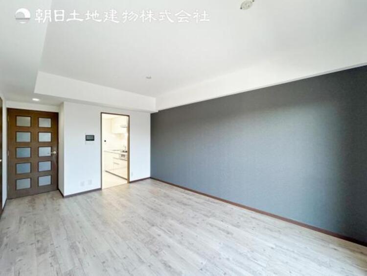 居間 【リビング】大切なご家族、招いた友人と過ごすひと時を溢れる光が優しく包み込む空間。充実した住空間は心を豊かにします。