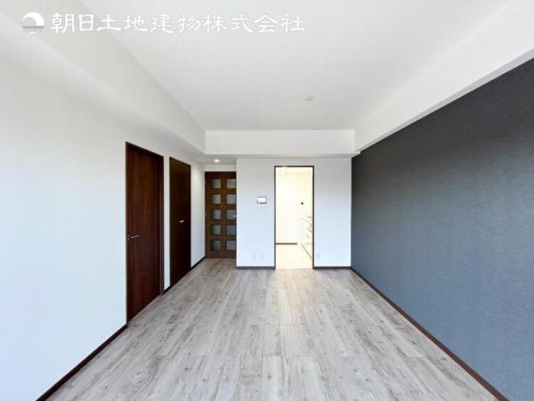 居間 【リビング】リビングにはみんなが集い食事や楽しい会話でついつい時を忘れてしまう。そんな束の間の幸せを感じさせてくれる場所。