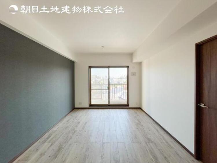 居間 【リビング】開放的で明るい空間が広がるLDK。リビングには潤沢な太陽が降り注ぎ、爽やかな住空間を演出できます。