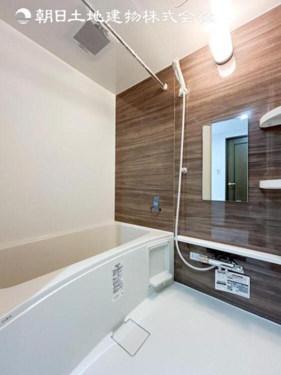 風呂 【浴室】快適な使い心地とゆとりある空間が１日の疲れを解きほぐすバスルーム。空間も浴槽もゆったりのびのび使えます。