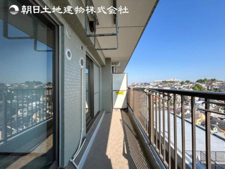 バルコニー 【バルコニー】太陽に愛された家。陽当り・通風に優れた魅力的で快適さを追求したプライベート空間です。