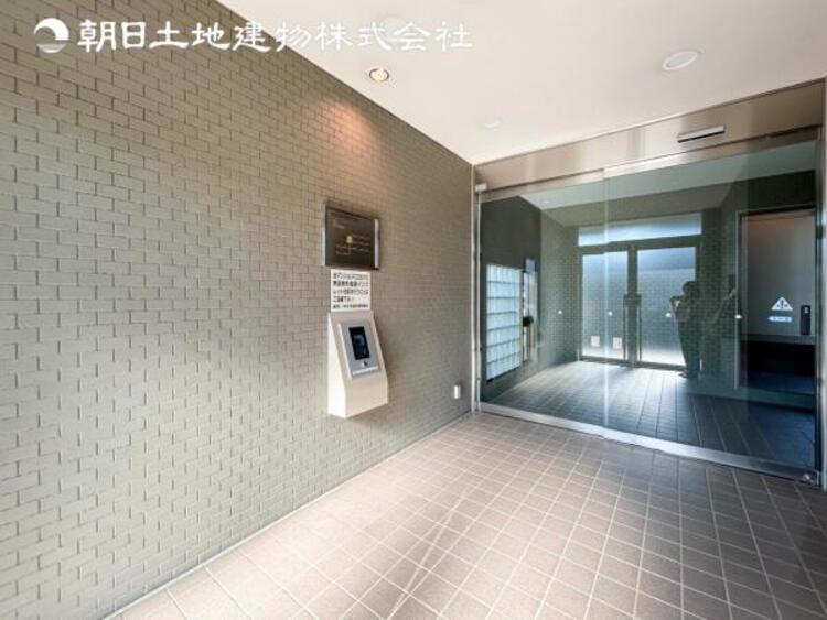 エントランス 【エントランス】家族の色を映し出す洗練された邸宅は、ずっと輝き続けながらいつしか街の風景に溶け込んでいきます。