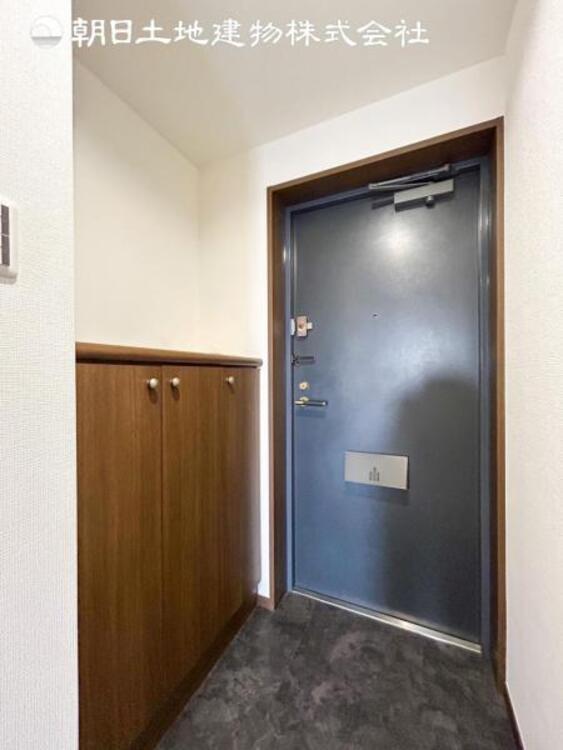 その他 【玄関】温かい空気が溢れる玄関がお出迎えする本物件。この場所には「温もり」で包み込んでくれる安心できるな空間があります。