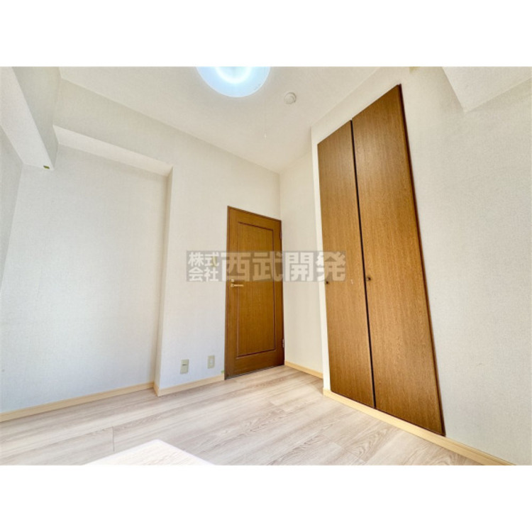 内装 洋服などをすべて収納して室内空間は広々快適