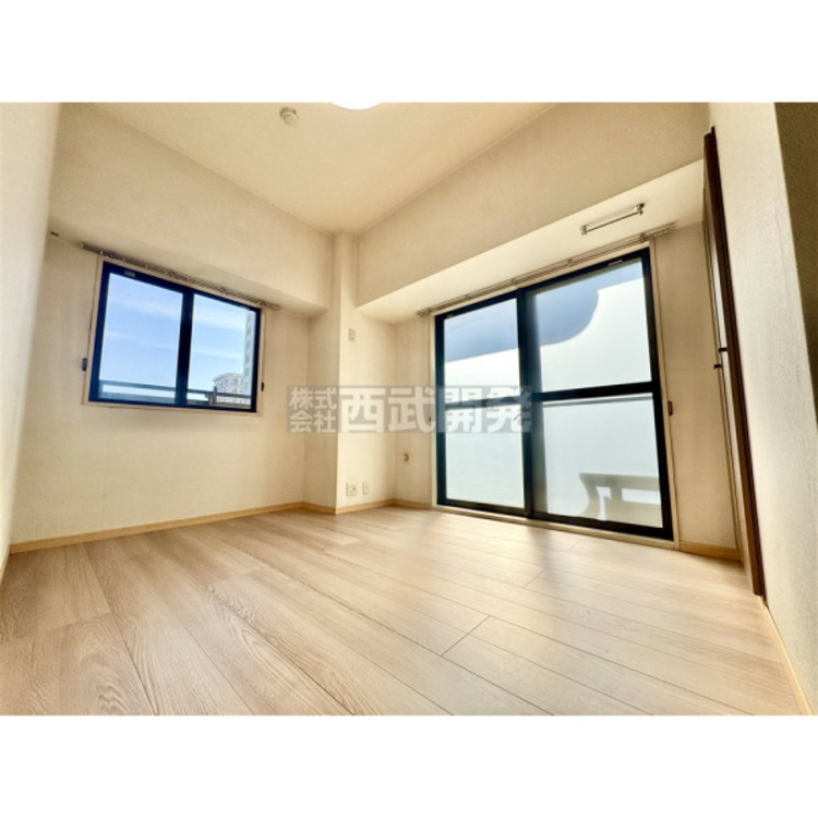 内装 明かり取りの窓が一つあるだけでお部屋の印象がぐっと変わります。細やかな気遣いが感じられるこだわりですね。