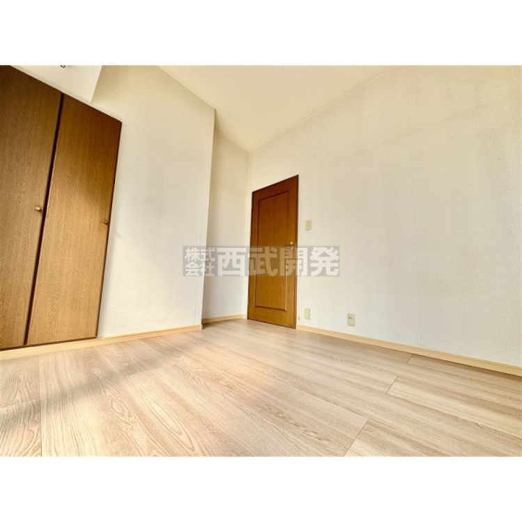 内装 部屋にはクローゼットがございます。収納が多いお家はすっきりして快適空間です。