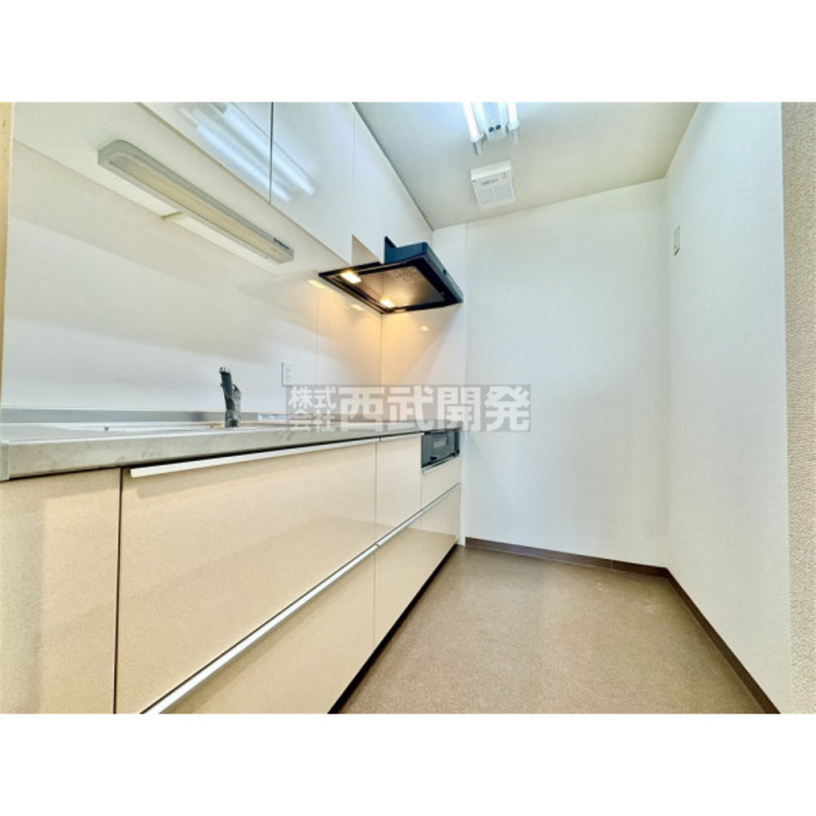 キッチン 吊り戸棚も付いていて収納豊富なキッチンです。