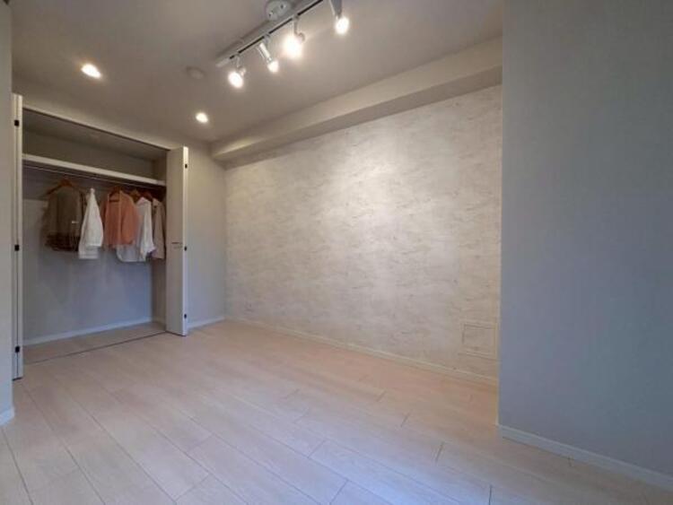 内装 季節のお洋服などの保管が可能な収納スペースを設けております。居室内に余計な収納を置く必要がないため、家具を置くスペースを広く確保できます。 