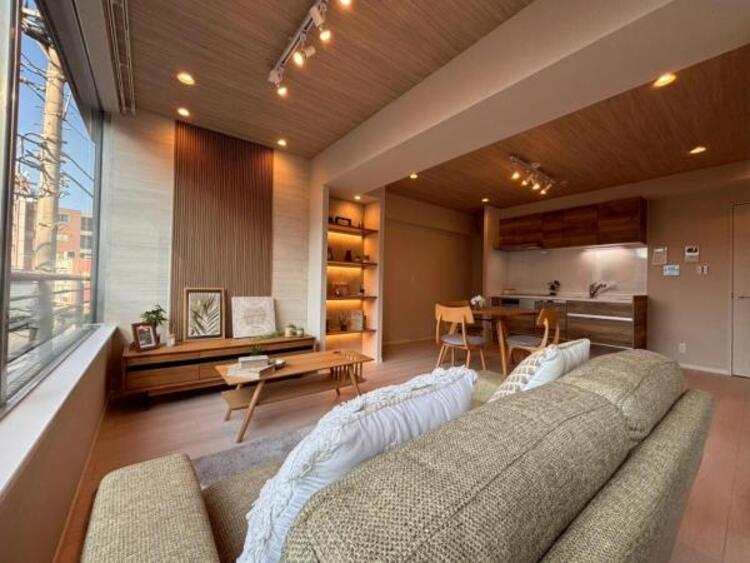 居間 光と風があふれる開放的なリビングダイニングには自然と家族みんなが集まってきます。明るく穏やかな空気の中で幸せを感じさせてくれる場所です。 