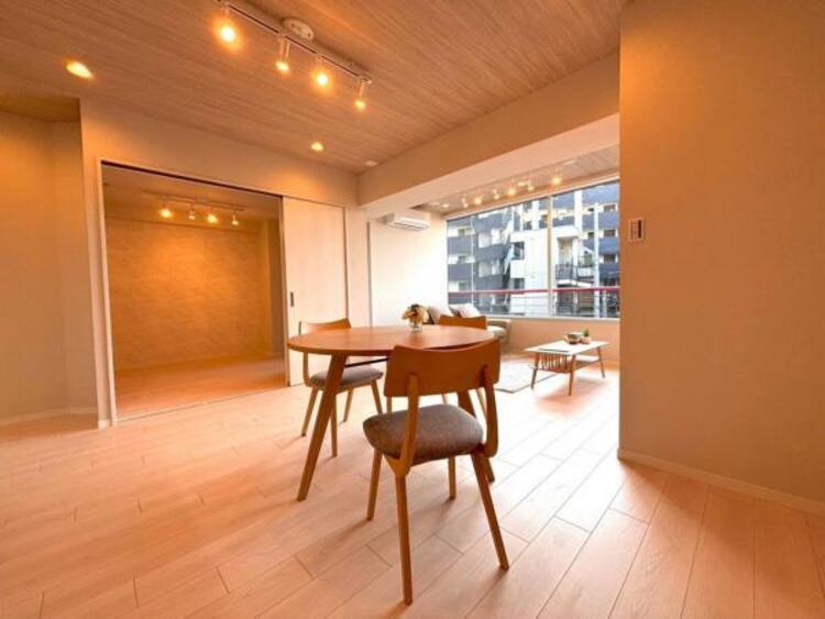 居間 くつろげるリビングは話に夢中になりすぎて、ついつい時間を忘れてしまう。そんな束の間の幸せを感じさせてくれる場所です。 