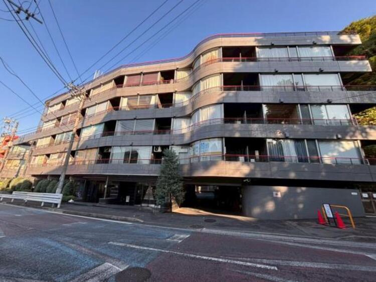 外観 陽とともに、時間によって顔を変える景観、星空や夜景にも負けないデザインの映える外観です。 