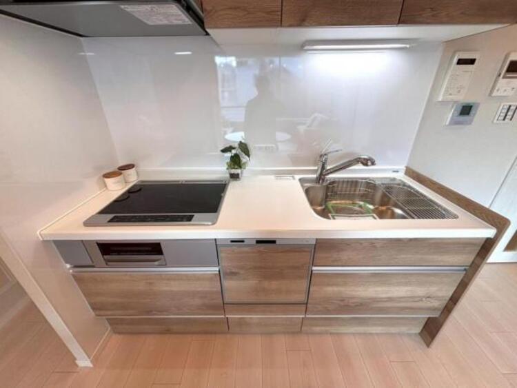 キッチン ビルトイン食洗機は、作業台が広く使え、見た目もスッキリ。節水や節電機能も充実して奥様の家事の手助けをしてくれます。 