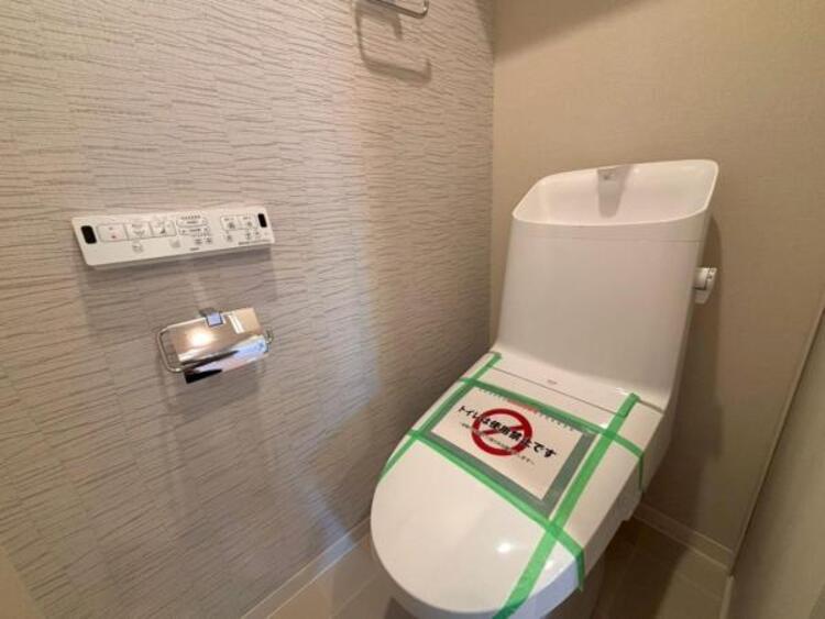 トイレ シンプルでシャープなフォルムは、そのデザイン性だけでなく汚れが拭きやすくお手入れ簡単です。 