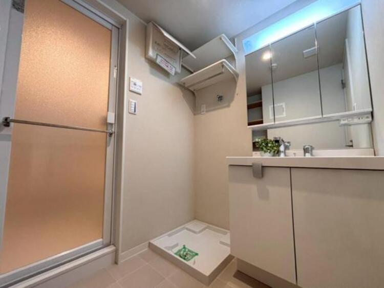 洗面 ランドリースペースはしっかりと広さを確保。清潔感のあるカラーで統一されています。 