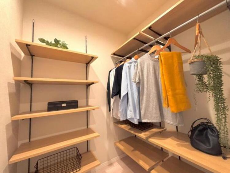 収納 たくさんの洋服をかけてもシワになりにくいウォークインクローゼット。洋服以外にも、普段使わない家電やスーツケース、ストック品など何でも片付く嬉しい空間です。 