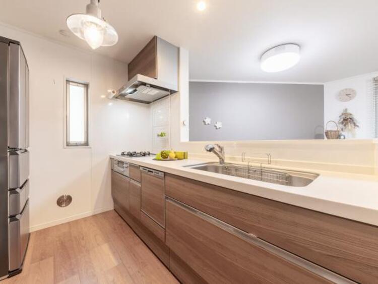 キッチン リビング全体が見渡せる対面式システムキッチン。食事の用意をしながら家族との会話も弾み笑顔溢れる空間です。