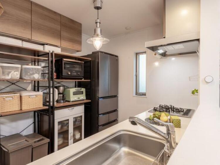 キッチン カップボードや冷蔵庫を置いても十分なスペースができます。