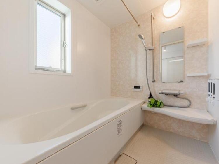 風呂 清潔感と和らぎあるカラーで統一し、ゆったりお使い頂ける柔らかな曲線で構成された、半身浴も楽しめるバスタブが心地よさをもたらします。