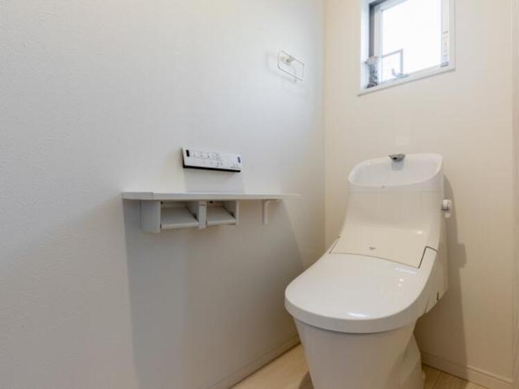 トイレ 暖房便座・ウォシュレット付きのトイレ。落ち着いた雰囲気を演出する内装に仕上げました。