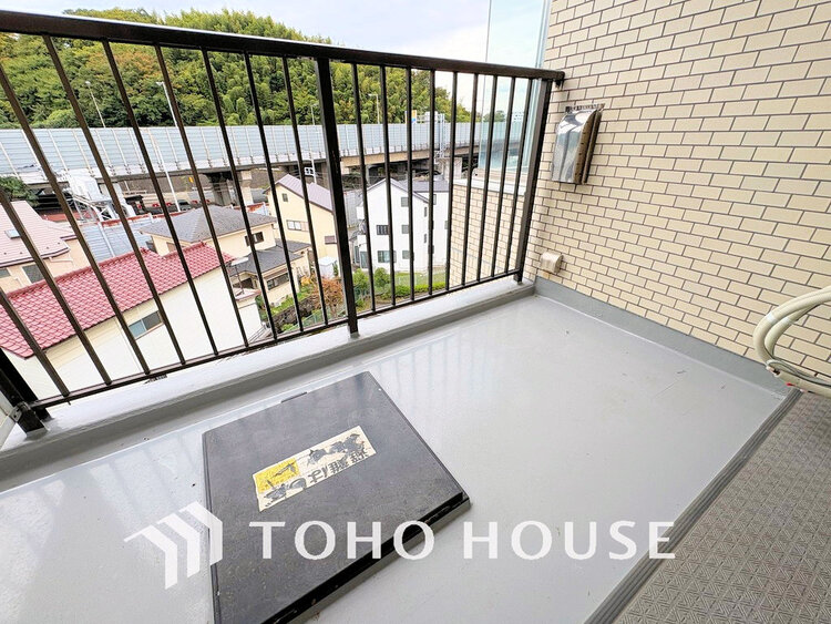 バルコニー 日当たりの良いバルコニーで晴れの日の洗濯物も楽しみになりますね